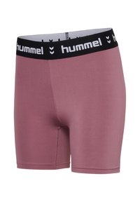 Hummel merk shorts in een mauve kleur, gemaakt van gladde stof, met een zwarte elastische tailleband met wit logo en chevronontwerp.
