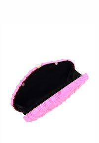 Rosa clutchtvätt med en vågig, texturerad design, som har ett klämt guldtonat lås och en svart insida. Öppen design avslöjar fack.