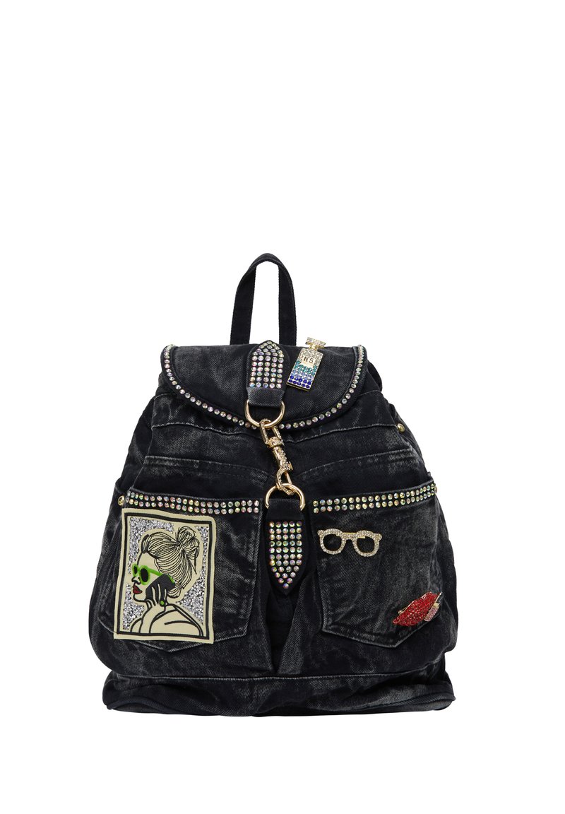 Rucsac din catifea neagră, cu accente din strasuri, un patch grafic și diverse elemente decorative, cum ar fi ochelari de soare și buze. Două buzunare frontale.