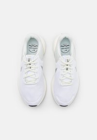 Nike Performance REVOLUTION 7 - Utcai futócipők - white/metallic silver/sail/black