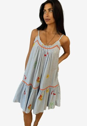 Robe sans manches à rayures avec un col volanté, broderies florales en jaune, rouge et vert, et un ourlet en couches avec un accent orange contrastant.