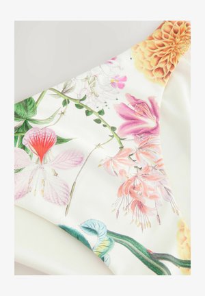 Bikiny s kvetinovým vzorom, na ktorých sú ilustrácie ružových, oranžových a zelených kvetov na bielom pozadí, s hladkou a jemnou textúrou.