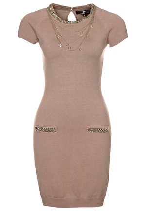 Robe taupe ajustée à manches courtes avec colliers superposés en forme de croissant de lune et détails de poches bordées de chaînes.