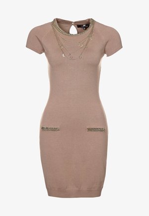 Robe taupe ajustée à manches courtes avec colliers superposés en forme de croissant de lune et détails de poches bordées de chaînes.