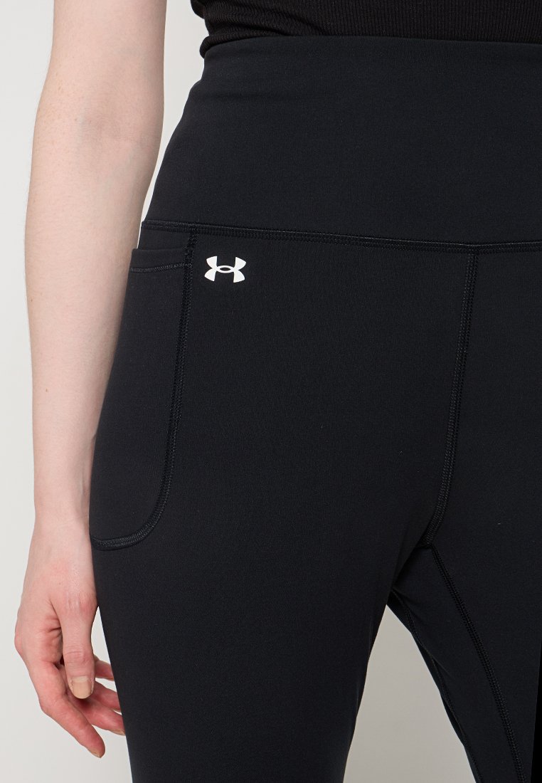 Leggings neri realizzati in tessuto elasticizzato con vita alta, dotati di una tasca laterale e di un piccolo logo bianco Under Armour.