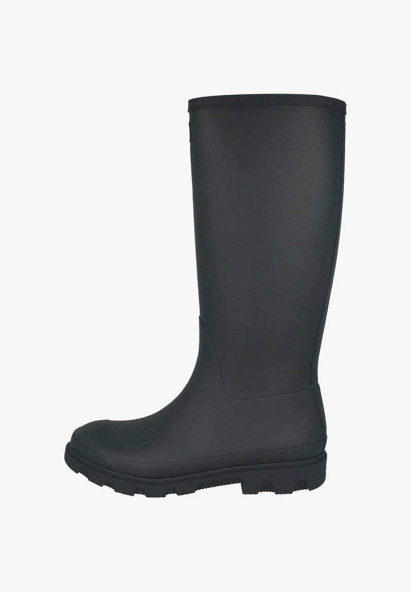 Botte en caoutchouc noir haute avec semelle robuste, conçue pour les conditions extérieures ou humides, présentée de profil sur fond blanc.