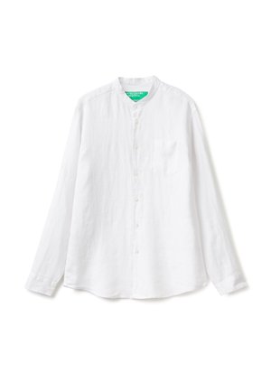 Biała, długosleeve'owa koszula z lnu. Posiada kołnierz stojący, zapinane guziki z przodu oraz jedną kieszeń na piersi. Miękka, teksturowana tkanina.