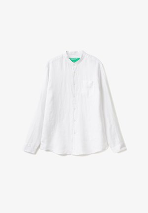 Biała, długosleeve'owa koszula z lnu. Posiada kołnierz stojący, zapinane guziki z przodu oraz jedną kieszeń na piersi. Miękka, teksturowana tkanina.