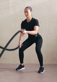 Stronger CROP TEE - Osnovna majica kratkih rukava - black
