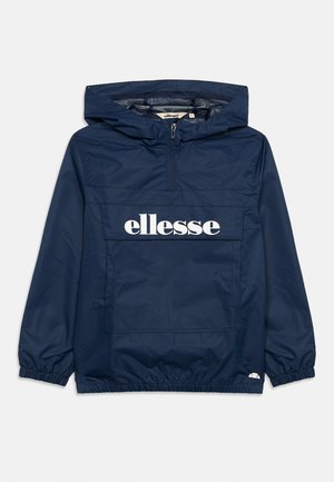 Jakna tamnoplave boje s kapuljačom i poluzipom, prednjim džepom u obliku torbice, elastičnim manšetama i logotipom "ellesse" na preklopu preko prsa.