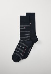 Marineblaue Baumwollsocken, eine einfarbig und eine gestreift mit grauen und weißen Linien. Mit Logo und Markenbranding in Rot und Weiß an den Bündchen.
