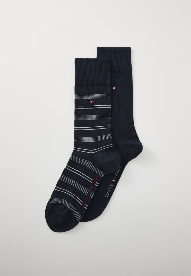 Marineblaue Baumwollsocken, eine einfarbig und eine gestreift mit grauen und weißen Linien. Mit Logo und Markenbranding in Rot und Weiß an den Bündchen.