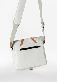 Helles graues Messenger Bag mit Lederakzenten, verstellbarem Riemen, Reißverschlusstasche und einer glatten Textur. Sie besticht durch ein minimalistisches Design.