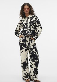 SOMETHINGNEW COW PRINT CORT CROPPED - Let jakke / Sommerjakker - macadamia