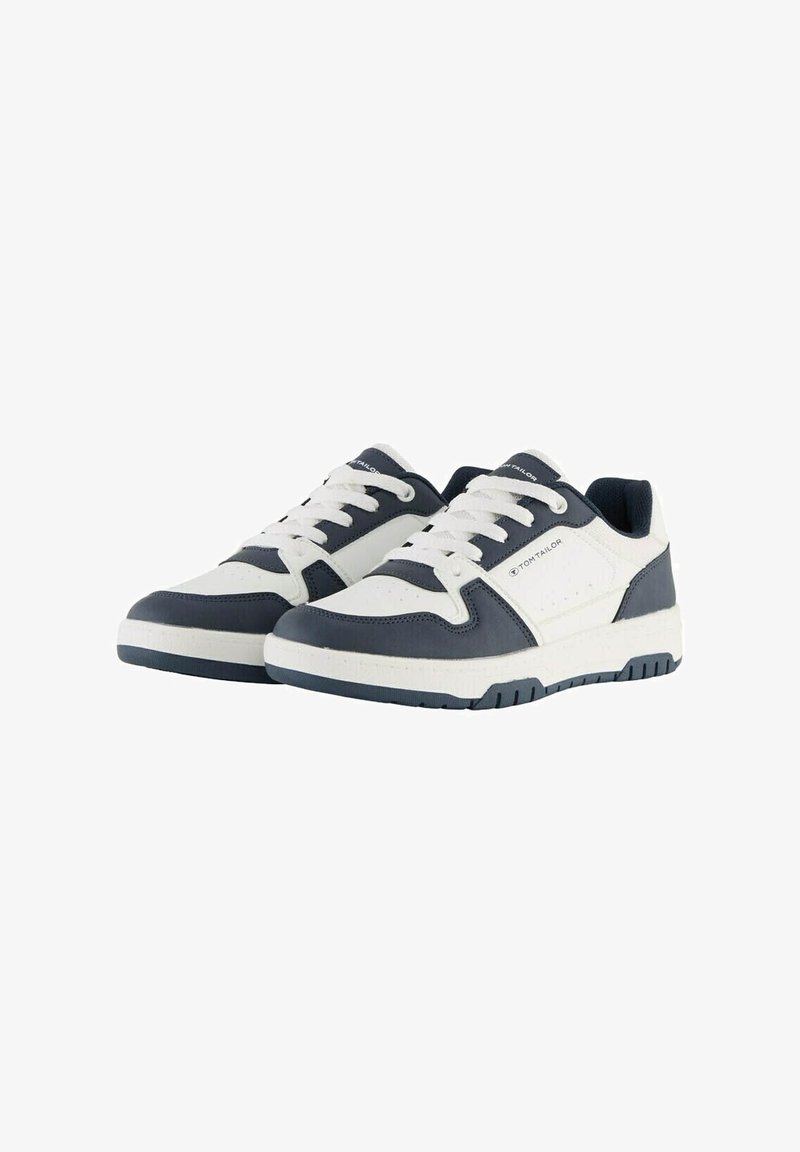 Weiße und marineblaue Sneaker aus Leder und Synthetikobermaterial mit Schnürung, perforierten Akzenten, dicker weißer Zwischensohle und strukturiertem Gummiaußensohle.