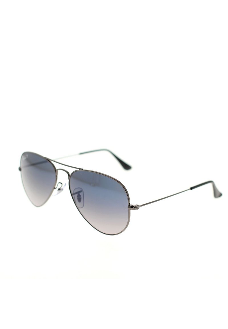 Occhiali da sole stile aviator con montatura in metallo argentato, lenti grigie sfumate e aste sottili. Presentano un doppio ponte e naselli regolabili.