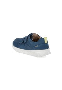 Blaue Lederschuhe mit weißer Sohle, ausgestattet mit einem Klettverschluss und durchbrochenen Designdetails. Abgerundete Form mit einem strukturierten Absatz.