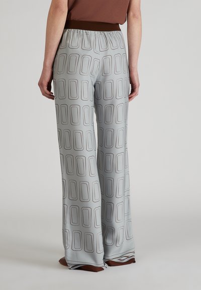 Pantalons gris fluides avec un motif rectangulaire et une taille élastique marron. Présentent des jambes larges et une texture lisse et soyeuse.