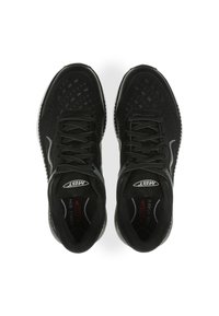 Scarpe da ginnastica nere con tomaia in mesh testurizzato, chiusura con laccetti, sottili dettagli riflettenti e suola ammortizzata.