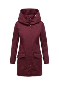 Manteau imperméable bordeaux avec une grande capuche drapée, deux poches à rabat à l'avant et un logo subtil sur la poitrine, arborant une texture lisse et mate.