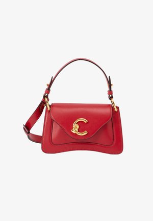 Borsa a tracolla in pelle rossa con chiusura dorata a forma di lettere C sovrapposte, tracolla regolabile e manico superiore su sfondo bianco.