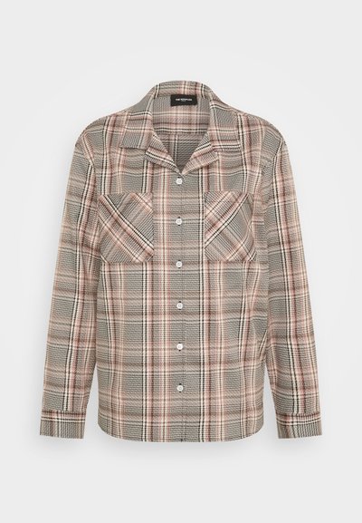 Camisa de botão xadrez em bege, rosa e preto, com dois bolsos no peito, gola e mangas longas. Design de tecido texturizado.