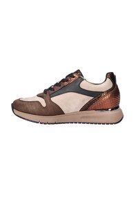 Bruine suède en gemêlede lederen sneaker met een zwarte accent, bronzen reptielenprint op de hiel en zwarte veters over een beige bovenwerk.