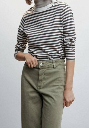 Pasykowana koszula z długim rękawem w brązowym i białym kolorze, zestawiona z oliwkowymi spodniami o wysokim stanie. Koszula ma okrągły dekolt i dopasowane rękawy.