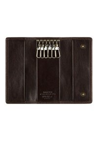 Le porte-clés en cuir marron comprend six anneaux métalliques, des compartiments intérieurs plats et un fermoir à pression. Surface texturée avec un logo en relief.