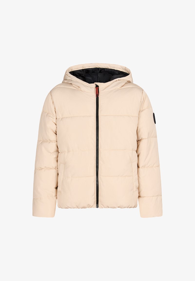 Giacca a vento beige chiaro con cappuccio, chiusura frontale con zip, fodera nera e un logo rotondo sulla manica sinistra. Dettaglio di cuciture orizzontali.