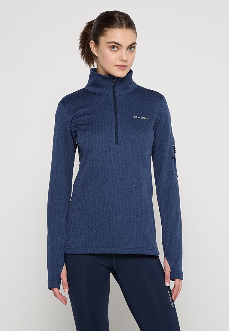 Pullover con zip blu navy realizzato in tessuto testurizzato, con un logo sul petto e una tasca laterale sulla manica. Maniche lunghe.