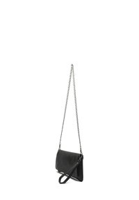 Zwarte leren clutch met een kettingschouderband, rechthoekige vorm, gladde textuur en een klein handvat aan de zijkant. Heeft subtiele stikdetails.