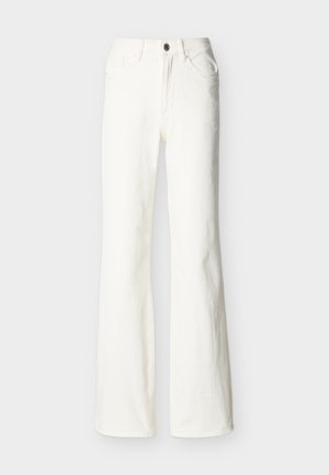 Λευκά τζιν παντελόνια από τζην με ίσια μπατζάκια, σε στυλ με πέντε τσέπες, κλείσιμο με κουμπί και φερμουάρ, εμφανιζόμενα σε απλό φόντο.