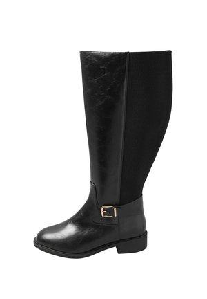 Botas altas negras con frente de cuero brillante, panel de tela texturizada en la parte posterior y detalle de hebilla dorada en el costado. Tacón cuadrado.