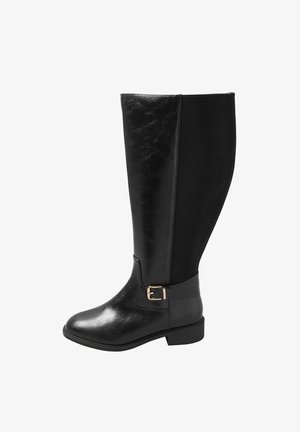 Sorte høje støvler med en glansfuld læderforan, tekstureret stofpanel bagpå og en guldbeslagdetalje på siden. Kvadratisk hæl.