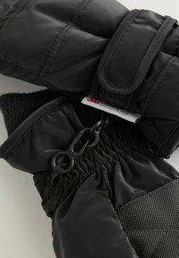 Mănuși izolate negre cu un exterior neted și lucios și palmă texturată. Include o curea cu Velcro și un sistem elastic de strângere pentru o potrivire sigură.