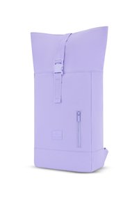 Lila roll-top hátizsák, cipzáras elülső zsebbel, állítható pánttal és strukturált alappal. Simább textúra és minimalista dizájn.