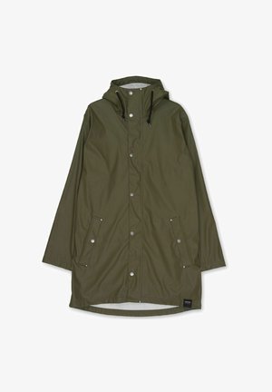 Olivenfarvet vandtæt jakke med hætte, trykknapper, to forreste lommer og justerbare snore ved kraven og kanten.