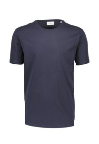 Camiseta de algodón azul marino con cuello redondo y mangas cortas, con una textura suave y sin patrones ni gráficos visibles.