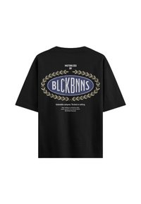 Zwarte katoenen t-shirt met korte mouwen. Heeft een grafisch ontwerp in blauw en wit: "MOTORIZED BY BLCKBNNS" met een laurierkrans-detail.