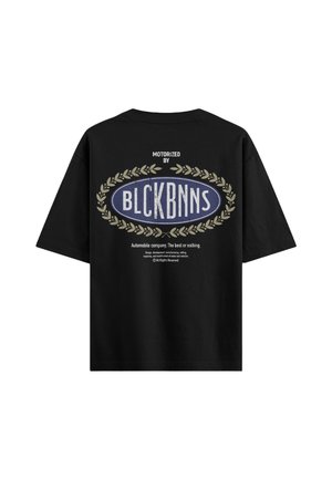 Zwarte katoenen t-shirt met korte mouwen. Heeft een grafisch ontwerp in blauw en wit: "MOTORIZED BY BLCKBNNS" met een laurierkrans-detail.