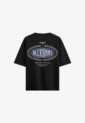 Zwarte katoenen t-shirt met korte mouwen. Heeft een grafisch ontwerp in blauw en wit: "MOTORIZED BY BLCKBNNS" met een laurierkrans-detail.
