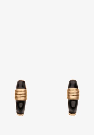 Arany díszítésű karika fülbevalók fényes fekete felülettel. Középen bordázott arany sáv található, amely további textúrát ad.