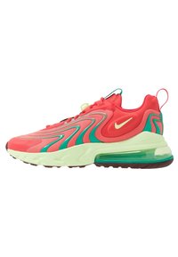 Röda och gröna Nike Air Max-sneakers med vågiga gröna accenter, krämfärgad sula, transparent luftkudd och gul Nike-swoosh på sidan.