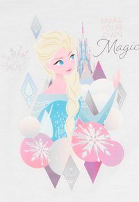 La ilustración presenta a un personaje con cabello rubio y un vestido azul, rodeado de formas geométricas y copos de nieve en colores pastel. El texto dice "CREA TU PROPIO Magia."