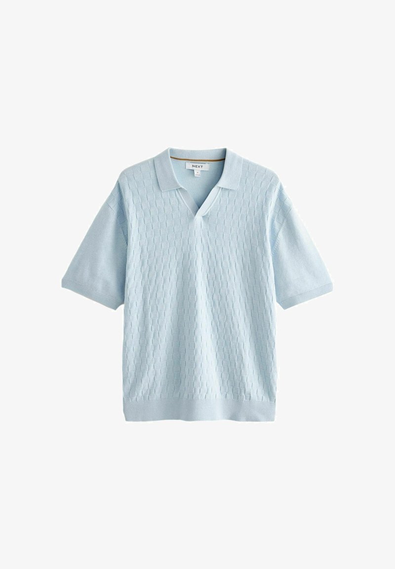 Jasnoniebieski polo sweter z krótkim rękawem, z teksturowanym wzorem w romby, żebrowanym kołnierzykiem i dołem oraz dekoltem w kształcie litery V.