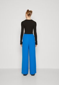 Vero Moda Tall VMALVA WIDE - Püksid - skydiver