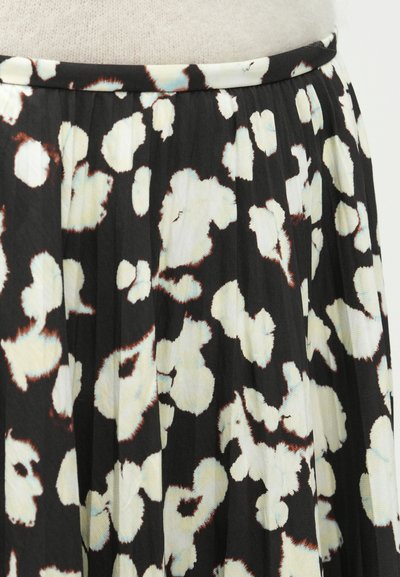 Čierna sukňa s kvetinovým vzorom v bielej a svetlomodrej farbe, s plisovaním pre lepšiu textúru a pohyb. Hladká, ľahká tkanina.