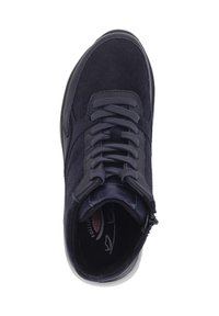 Baskets montantes bleu marine en matériaux en daim et cuir, avec des lacets, un col rembourré et une semelle en caoutchouc texturé.