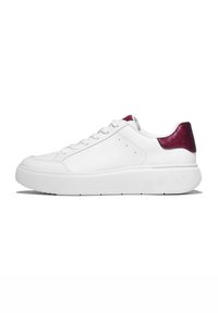 Witte leren sneaker met een gestructureerd fuchsia hielaccent, ronde neus, platte zool en een vetersluiting met zes oogjes.